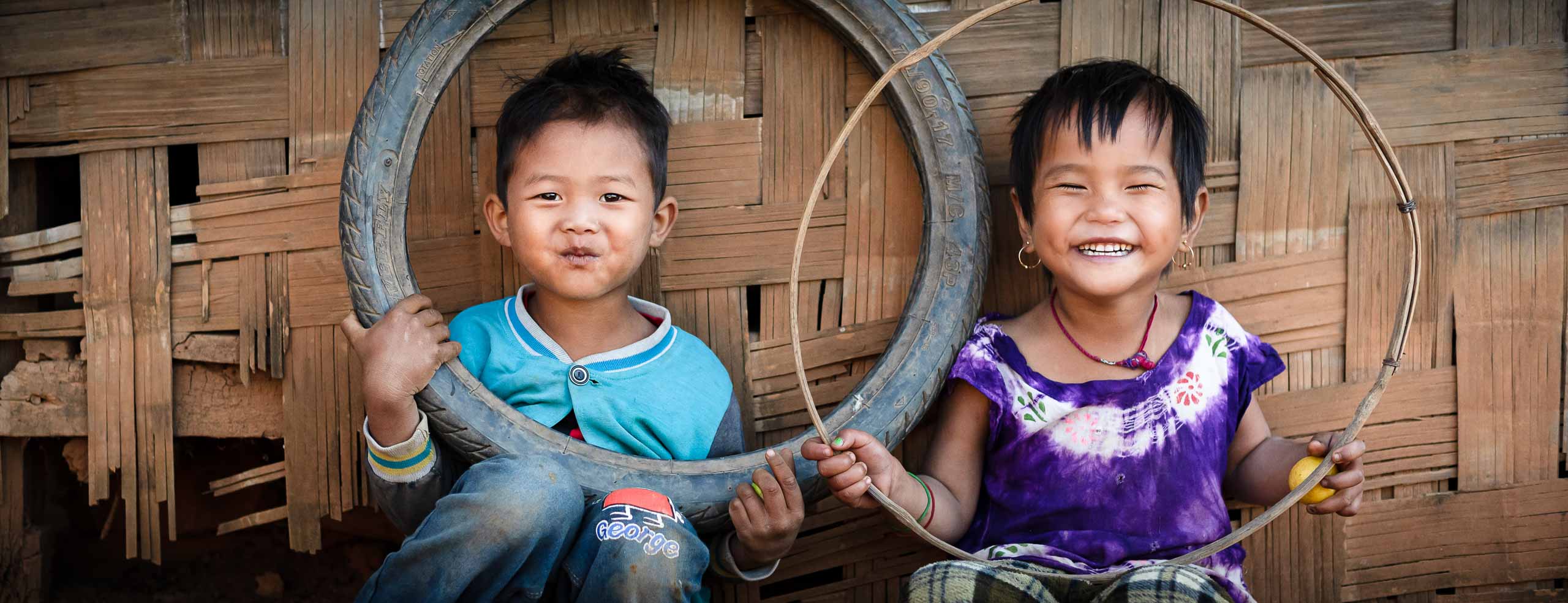 Deux enfants d'un village de montagnes sont assis côte à côte en souriant, Ethnie Pa-o en Birmanie, Asie du Sud-Est