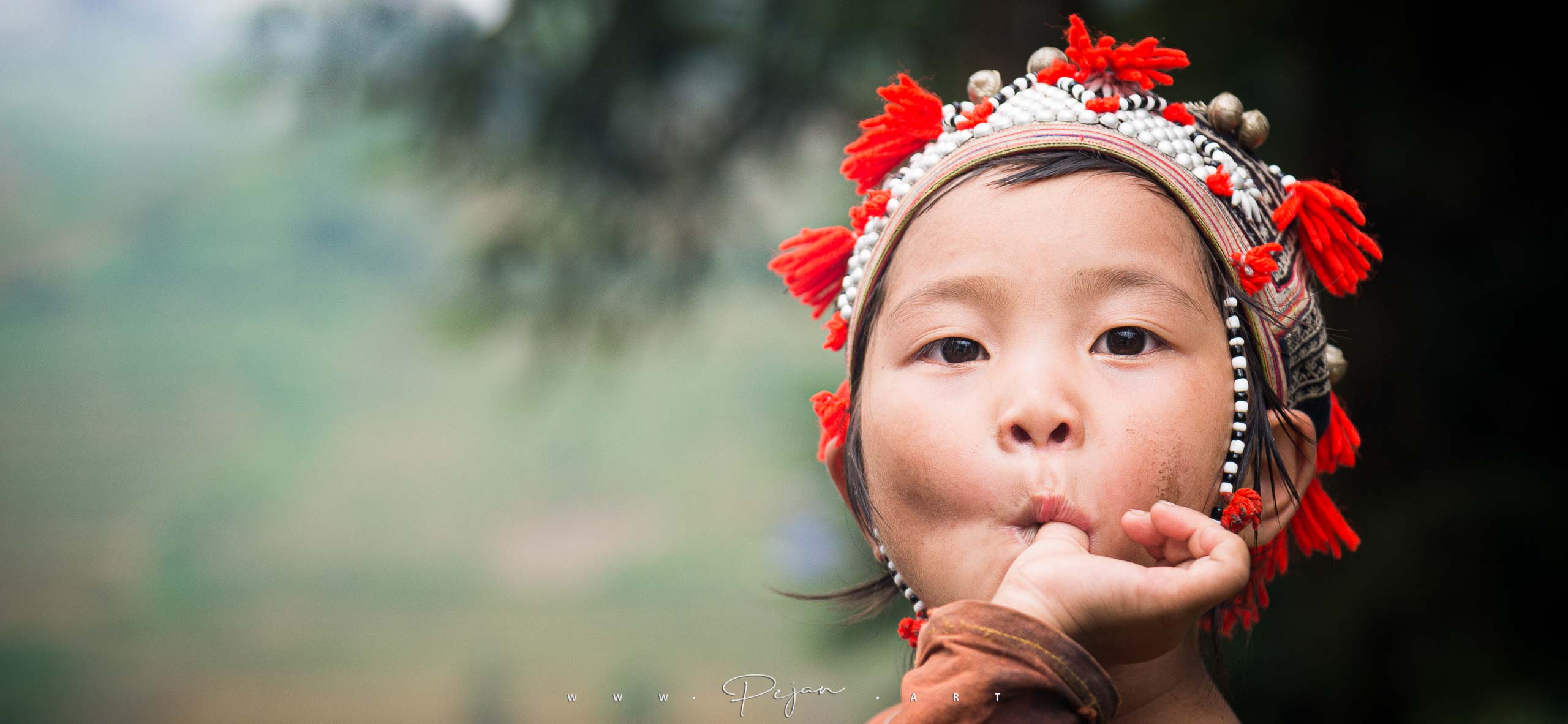 Portrait d'un jeune Dzao Rouge portant une tenue ethnique traditionnelle - Vietnam du Nord, proche de la frontière chinoise