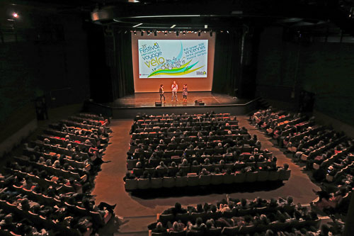 Projection du film de Pejan "En route vers l'essentiel" au festival CCI Cyclocamping International à Paris, Pejan conférence débat intervention