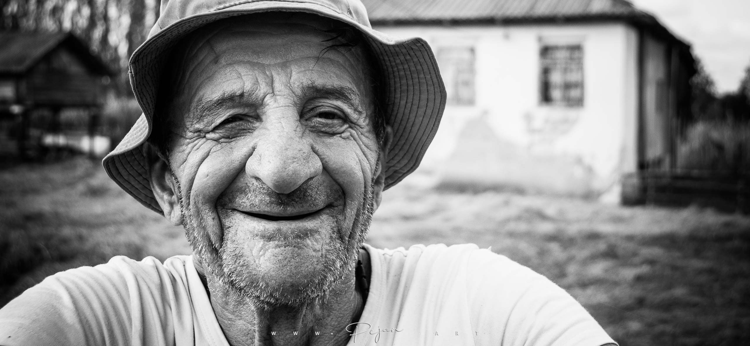Portrait monochrome d'un homme de Géorgie au sourire jovial, joie et simplicité dans la campagne géorgienne, Caucase