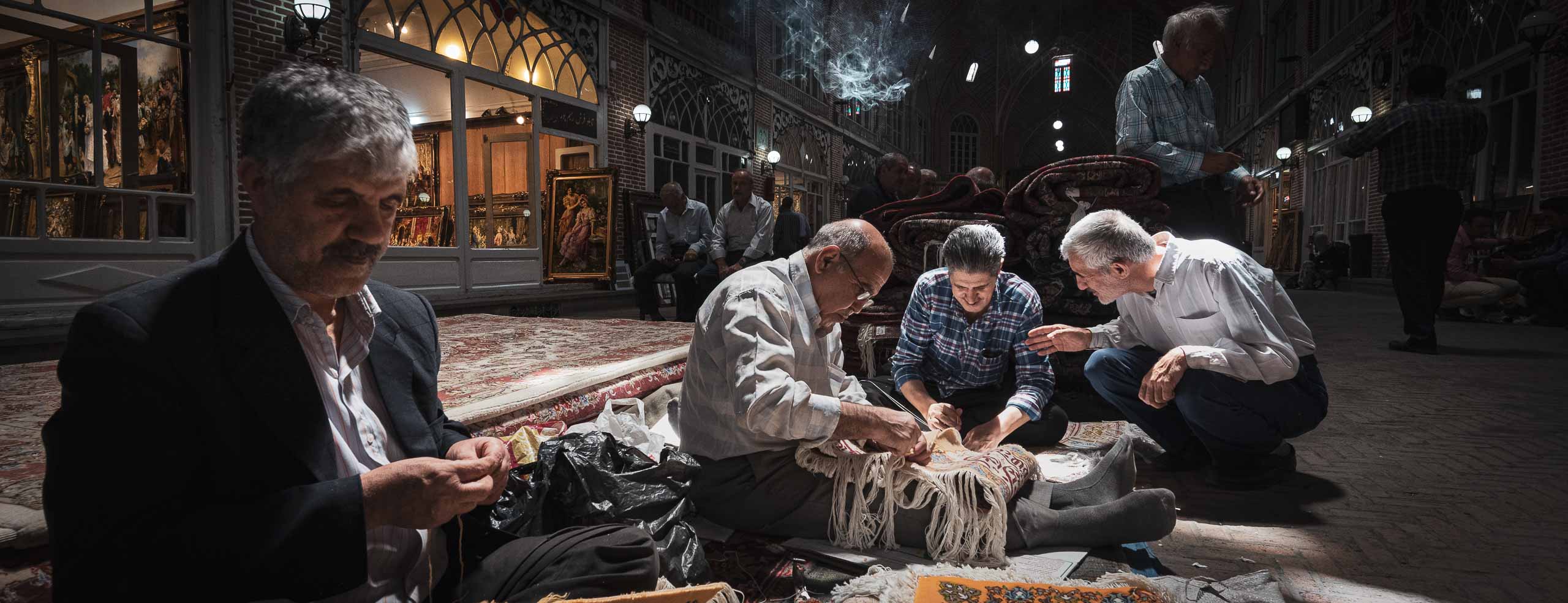 Grand bazar de Tabriz, des artisans réparent des tapis traditionnels, Azerbaïdjan Occidental, Iran