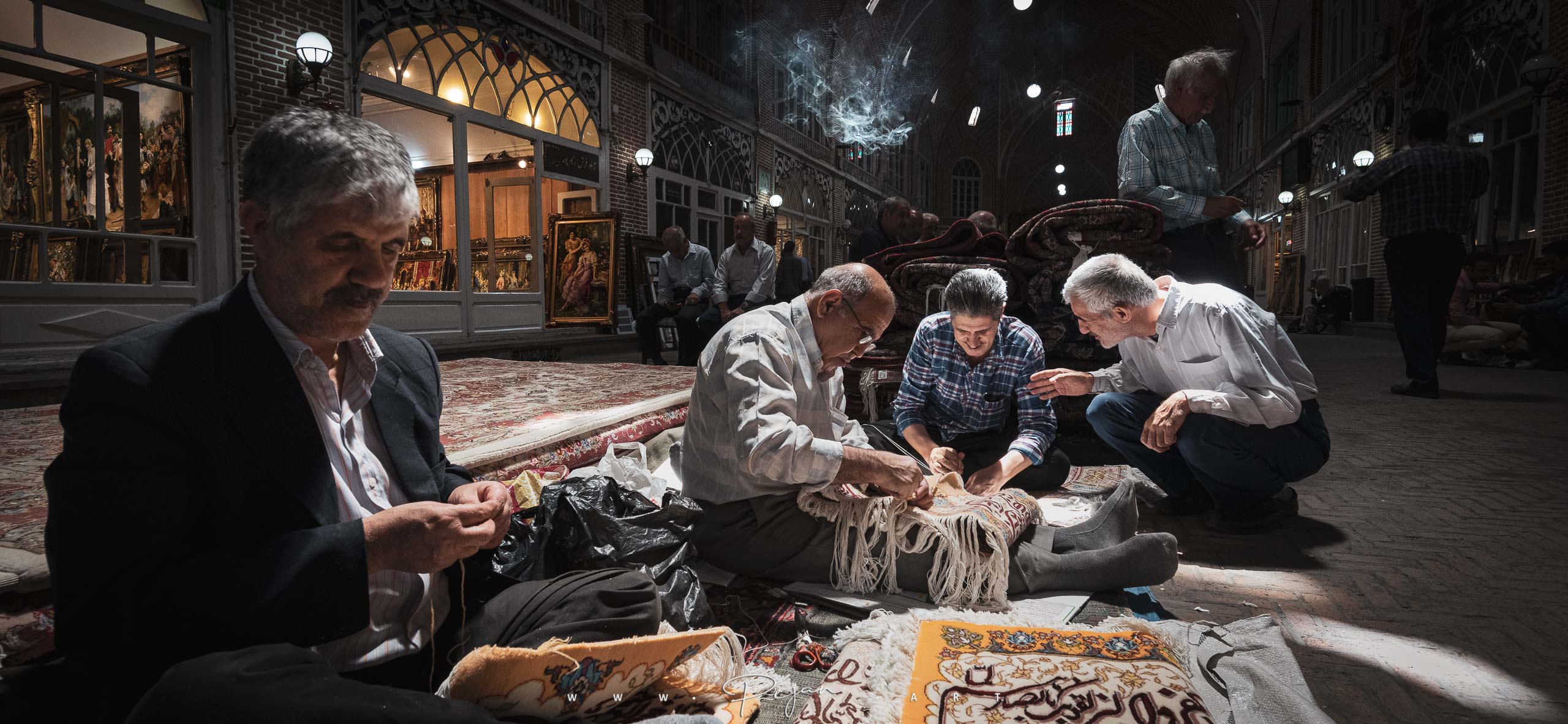 Grand bazar de Tabriz, des artisans réparent des tapis traditionnels, Azerbaïdjan Occidental, Iran