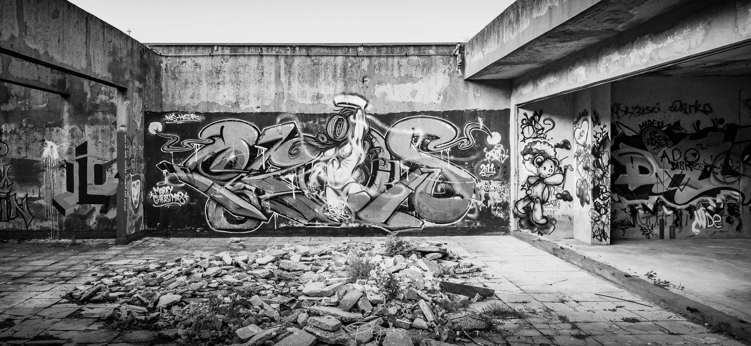 Photographie Urbex Noir et Blanc, Street art au dernier étage de la fameuse Sniper Tower de Mostar en Bosnie-Herzegovine. L'immeuble est une ancienne banque laissée à l'abandon depuis la guerre de Bosnie.