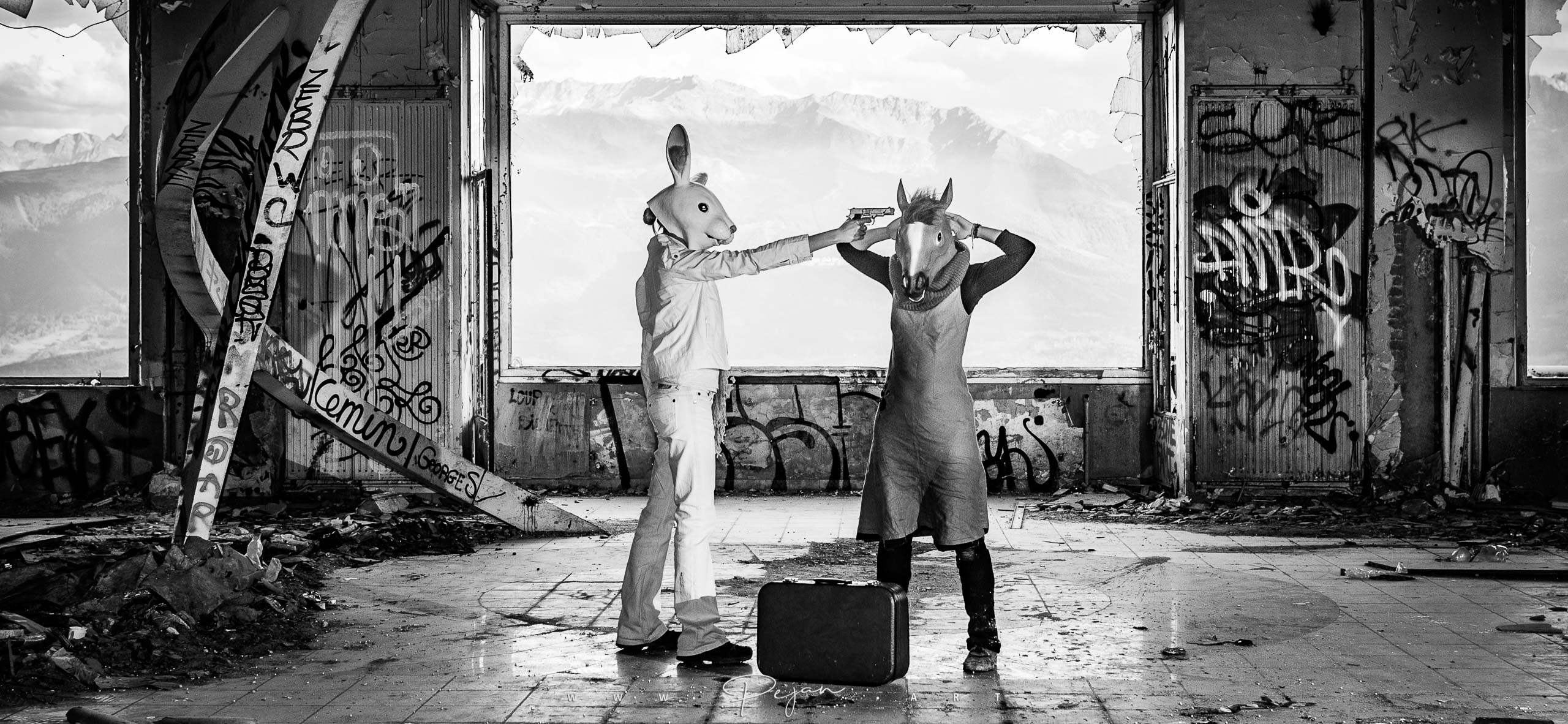 Photographie Urbex noir et blanc - Mise en scène de braquage avec des masques d'animaux. Un lapin tient un pistolet sur la tempe d'un cheval, dans un immeuble délabré.