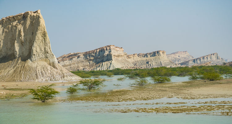 Paysage aride du sud de l'Iran, formation rocheuses dans un environnement semi-désertique sur l'île de Qeshm, Golfe Persique