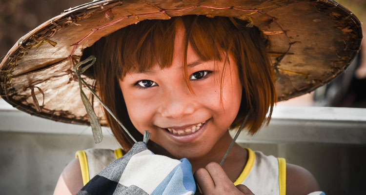 Portrait d'une Jeune fille du sud de la Birmanie, Magnifique sourire pudique et espiègle d'une fille portant un chapeau asiatique traditionnel
