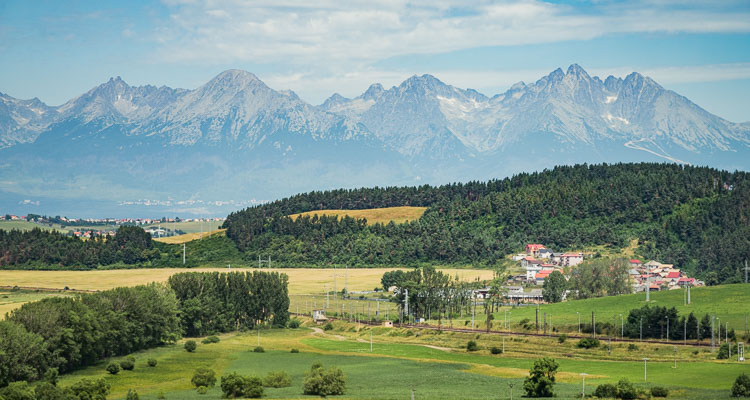 Paysage de Slovaquie, avec une vue sur le massif des Tatras, à l'extrême Nord-ouest des Carpates. De l'autre côté des montagnes se trouve la Pologne.