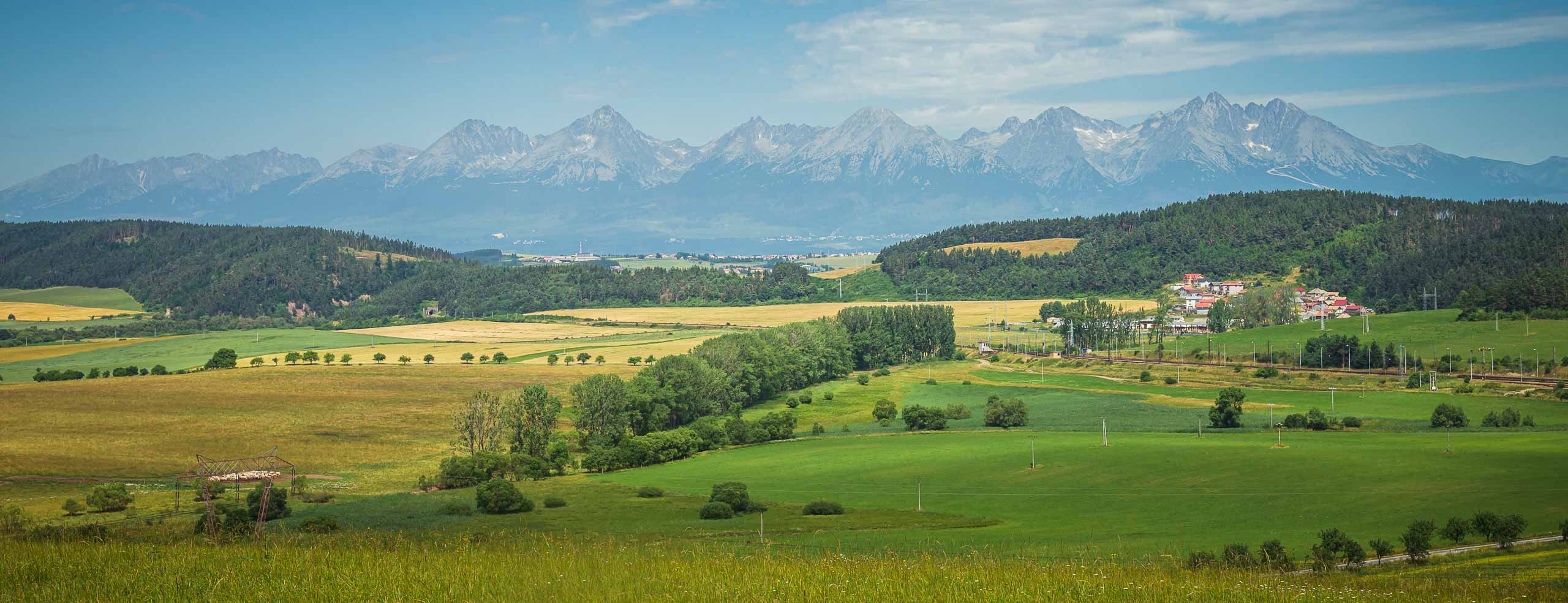 Paysage de Slovaquie, avec une vue sur le massif des Tatras, à l'extrême Nord-ouest des Carpates. De l'autre côté des montagnes se trouve la Pologne.