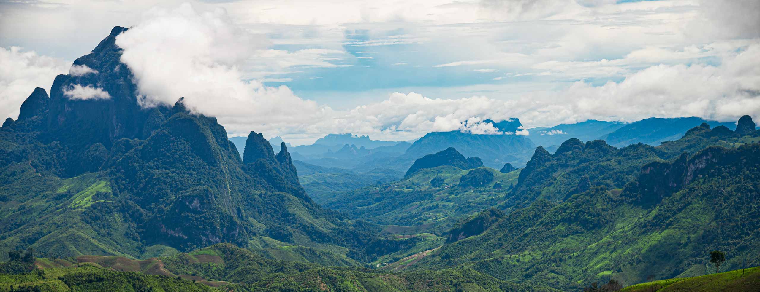 Paysage de montagne escarpé près de Luang Prabang au Laos, Traversée de l'Asie du Sud-Est à vélo