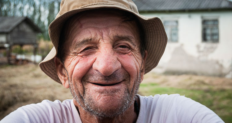 Portrait d'un homme de Géorgie au sourire jovial, joie et simplicité dans la campagne géorgienne, Caucase