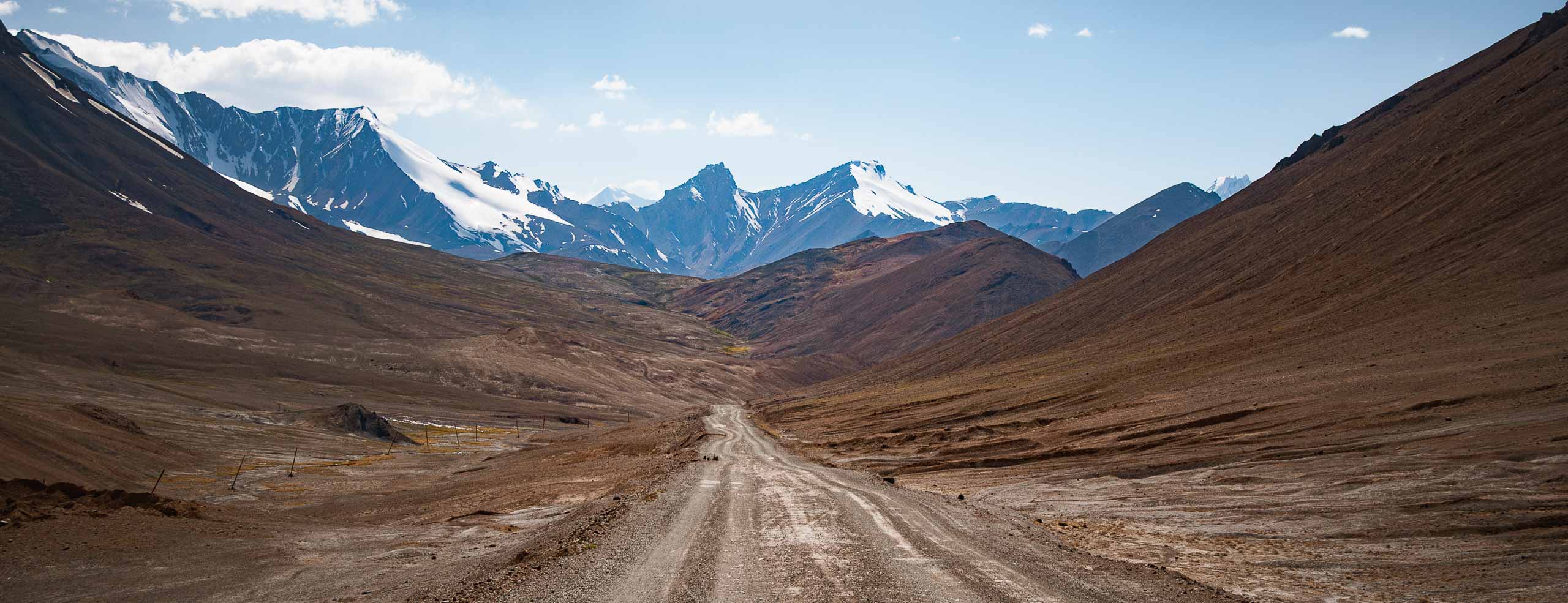 Paysage de montagne dans les Pamir en Asie Centrale, Descente du col de Ak-Baïtal, Aventure au Tadjikistan à vélo, Voyage en Asie Centrale