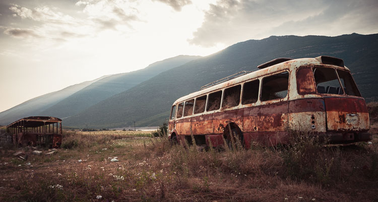 Bus abandonné dans les montagnes Albanaises, le bus est rouillé et rempli de foin.