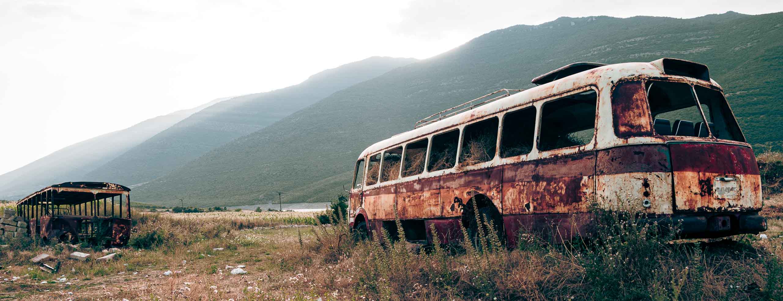 Bus abandonné dans les montagnes Albanaises, le bus est rouillé et rempli de foin.