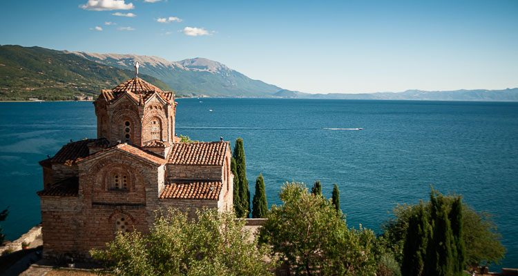 Église Saint-Jean de Kaneo surplombant le lac d'Ohrid au cœur des montagnes à la frontière entre la Macédoine, la Grèce et l'Albanie, Paysage des Balkans