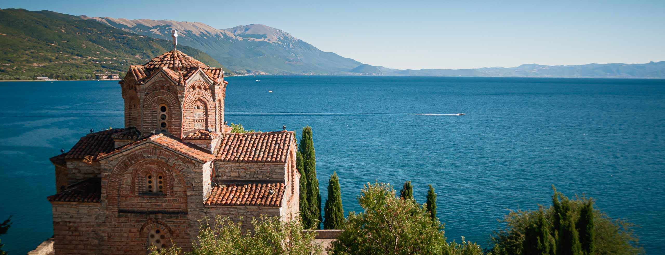 Église Saint-Jean de Kaneo surplombant le lac d'Ohrid au cœur des montagnes à la frontière entre la Macédoine, la Grèce et l'Albanie, Paysage des Balkans