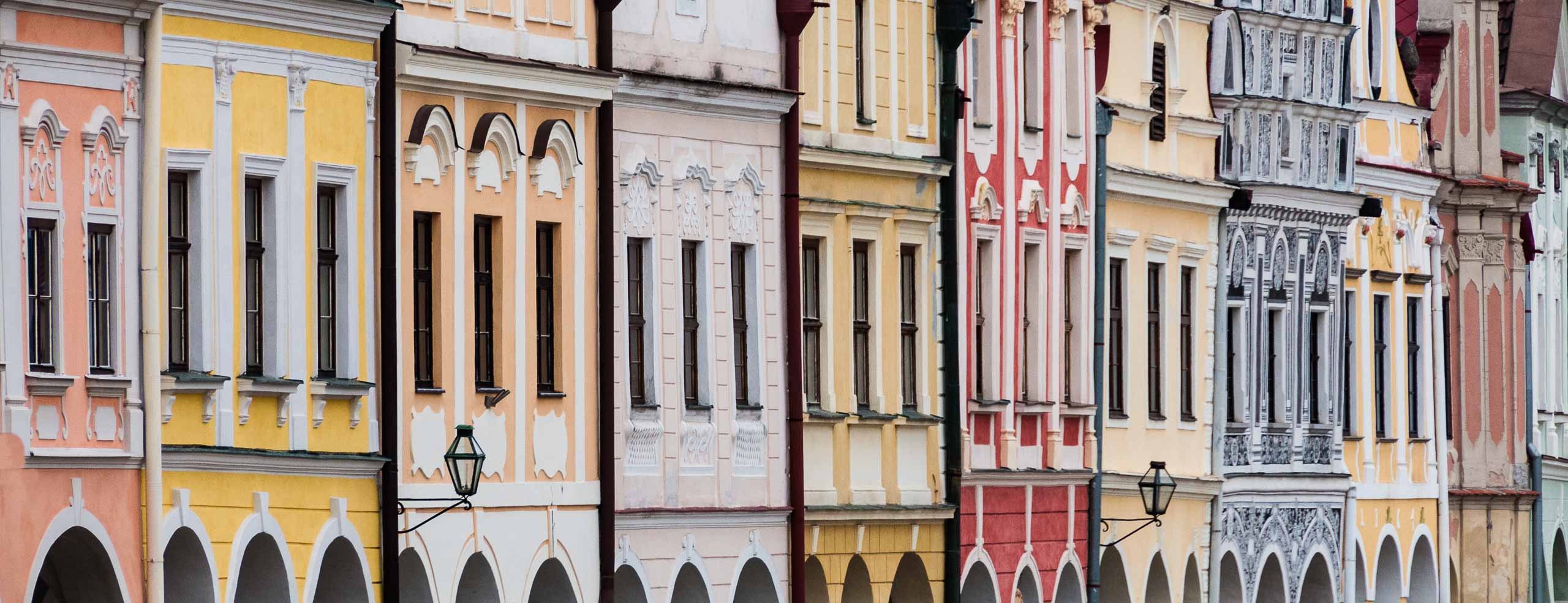 Façades colorées de la Place Zacharie de Hradec à Telč, Bohème du Sud, Tchéquie, Europe Centrale