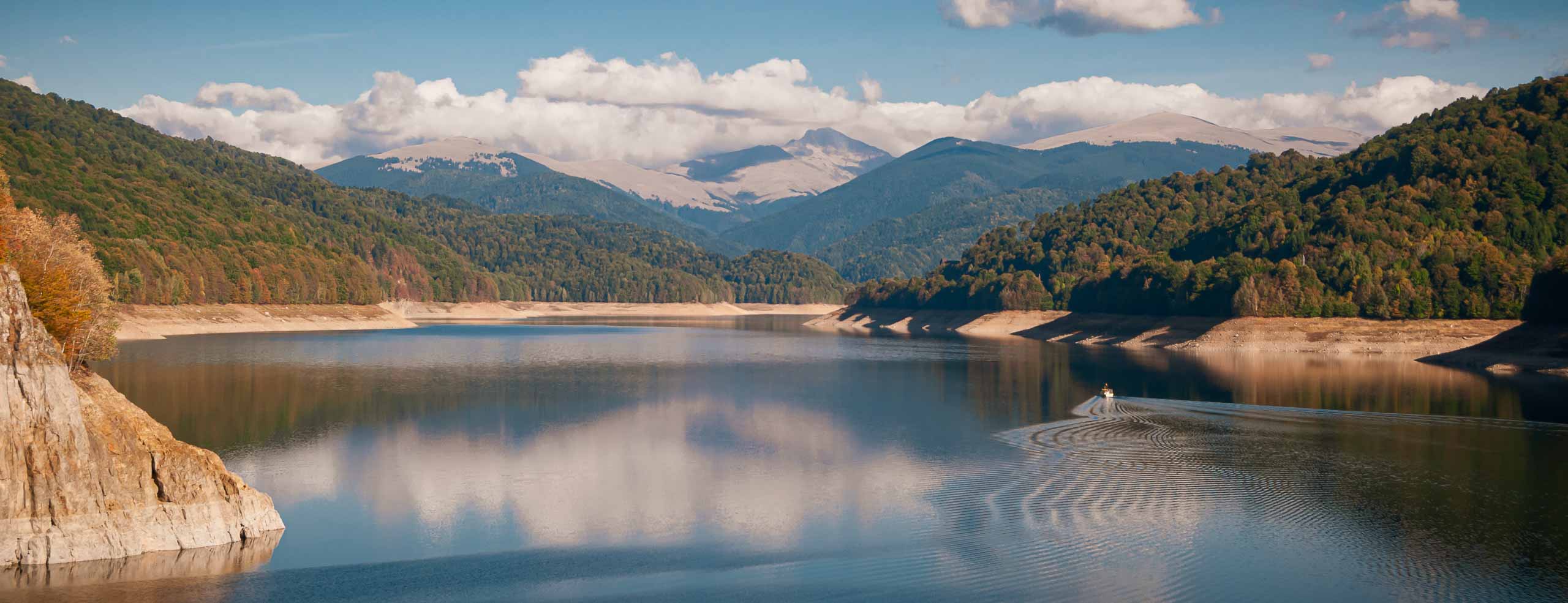 Paysage de montagne dans les Carpathes roumaines, Lac de Vidraru, Transfagarasan, Roumanie, Europe de l'Est