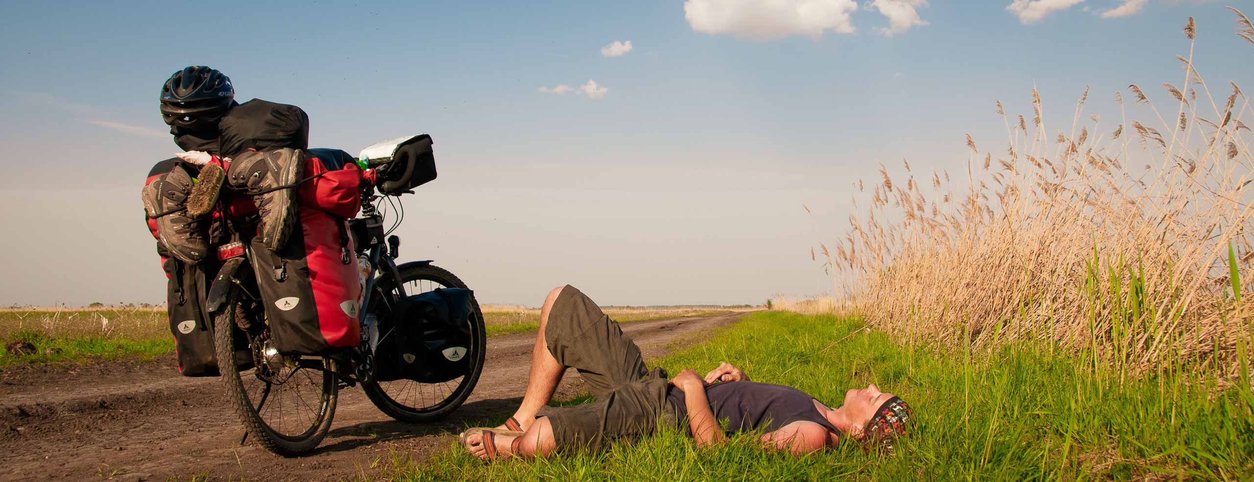 Liberté et sieste au soleil au bord du chemin pendant un voyage à vélo en Europe, Vélo de voyage chargé dans la Puszta, Hongrie, Pejan Photographie