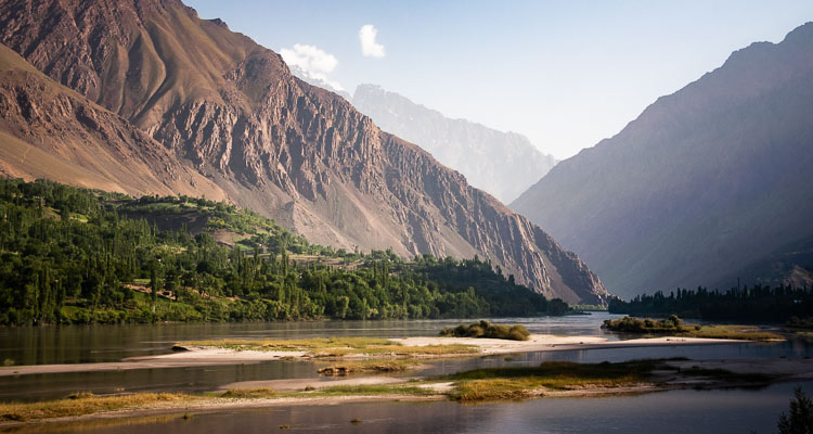 Traversée à vélo du Tadjikistan - Sur la route des Pamirs qui longe la rivière Panj, affluent de l'Amou-Daryaà la frontière entre l'Afghanistan et le Tadjikistan