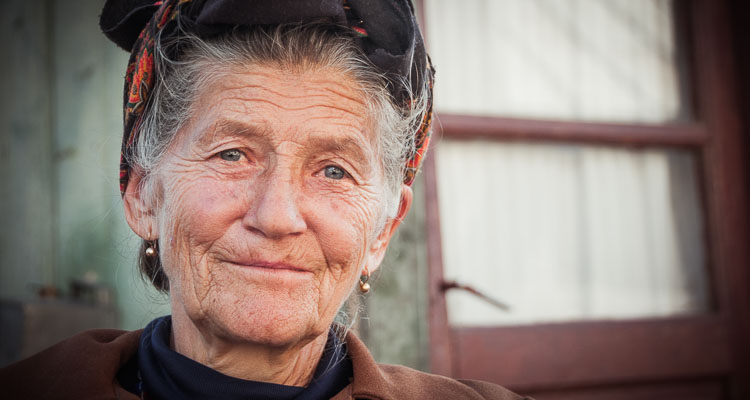 Portrait d'une femme roumaine, habitante des Carpates en Transylvanie (près de la route Transfagarasan). Elle porte porte le traditionnel fichu et sourit en regardant l'objectif