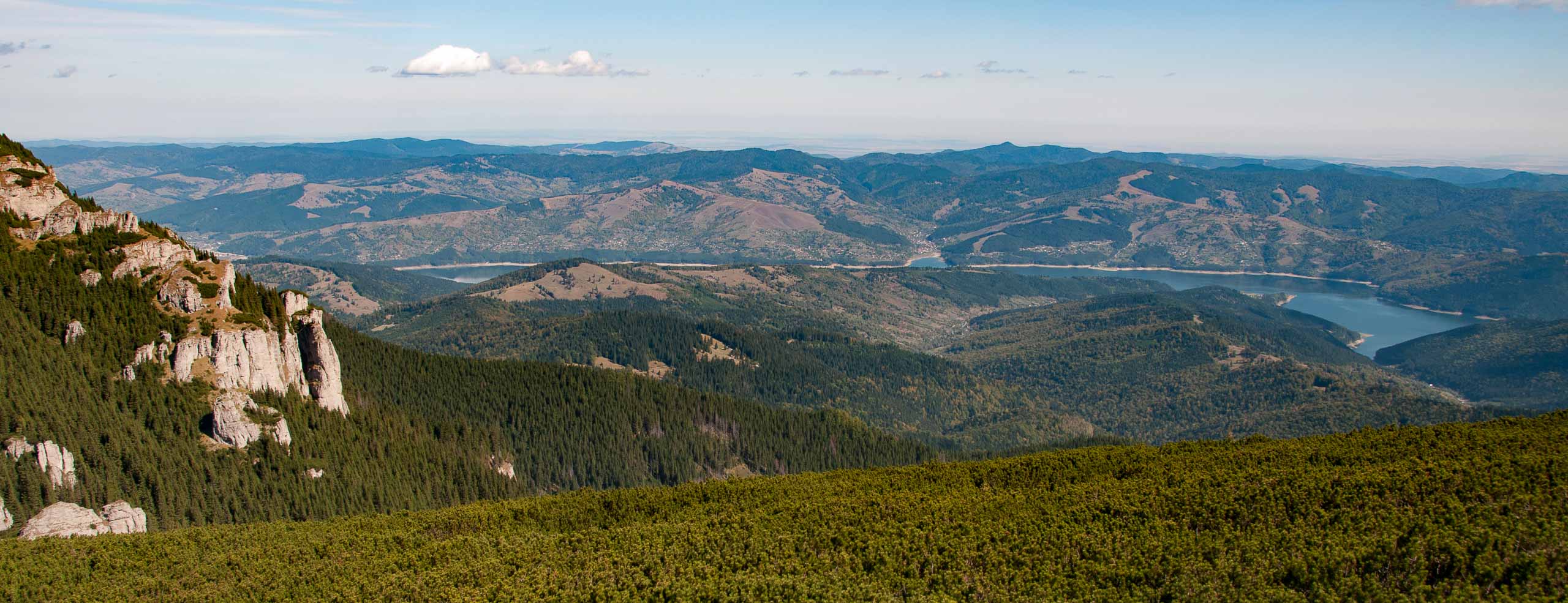 Paysage de montagne en Roumanie, Vue panoramique sur le grand lac de Bicaz depuis le massif Ceahlău, Roumanie, Europe de l'est