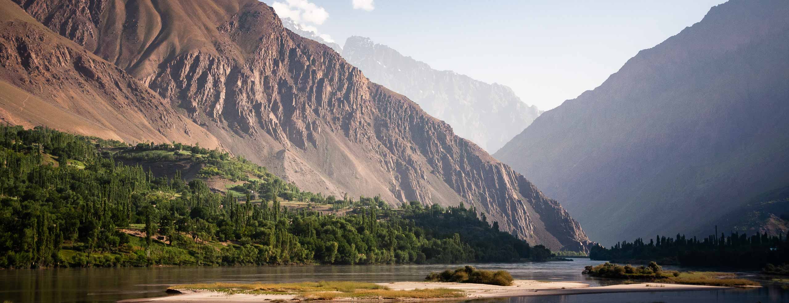 Traversée à vélo du Tadjikistan - Sur la route des Pamirs qui longe la rivière Panj, affluent de l'Amou-Daryaà la frontière entre l'Afghanistan et le Tadjikistan