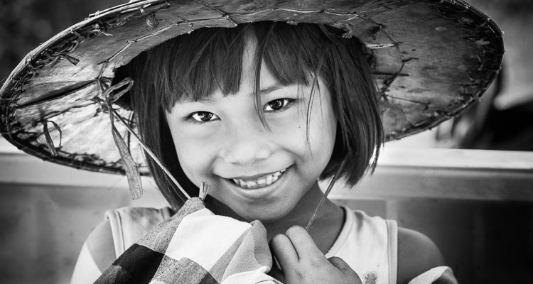 Portrait monochrome d'une Jeune fille du sud de la Birmanie, Magnifique sourire pudique et espiègle