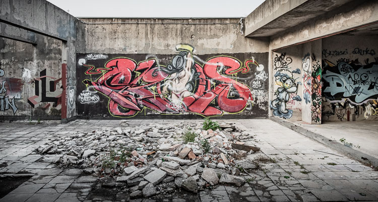 Urbex - Street art au dernier étage de l'ancienne Sniper Tower de Mostar, la tour des snipers abandonnées depuis la guerre de Bosnie-Herzégovine
