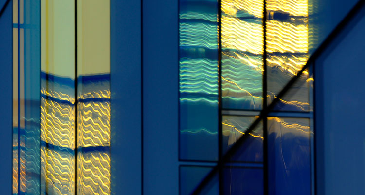 Lumière reflétée dans des panneaux de verre verticaux, vagues d'électricité, abstraction à Grand Canal Dock, Dublin