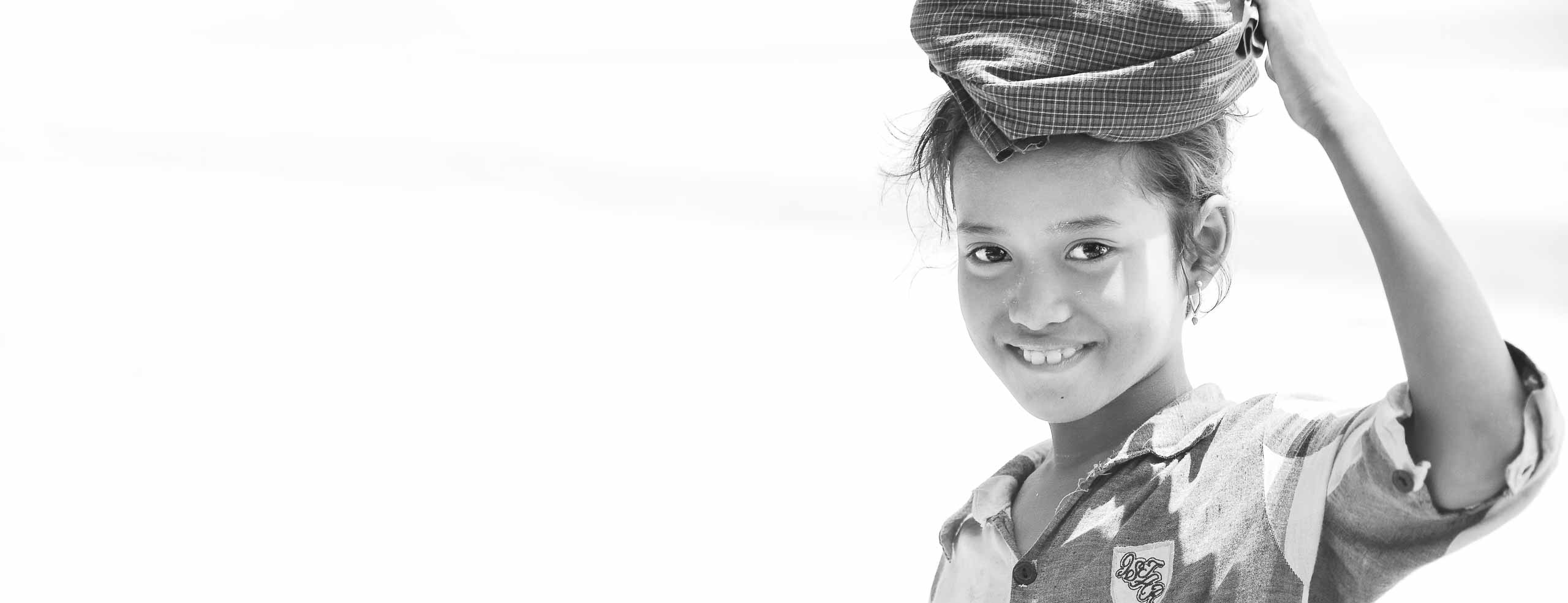Portrait monochrome d'une jeune fille birmane, près de Dawei, dans la sud de la Birmanie. Elle sourit et regarde l'objectif.
