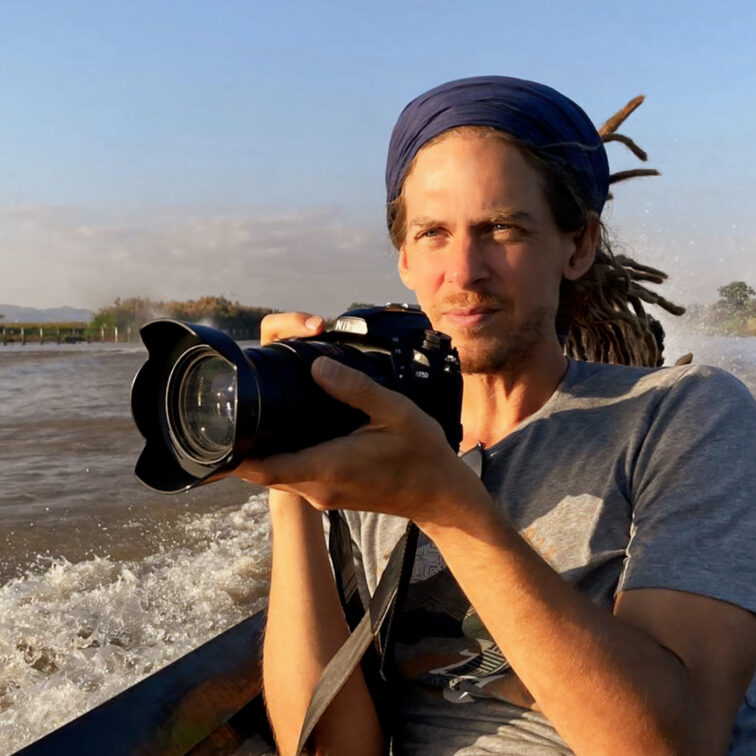 Portrait de Pejan, photographe et voyageur, lors du tournage du film la Doyenne du monde en Birmanie en 2019