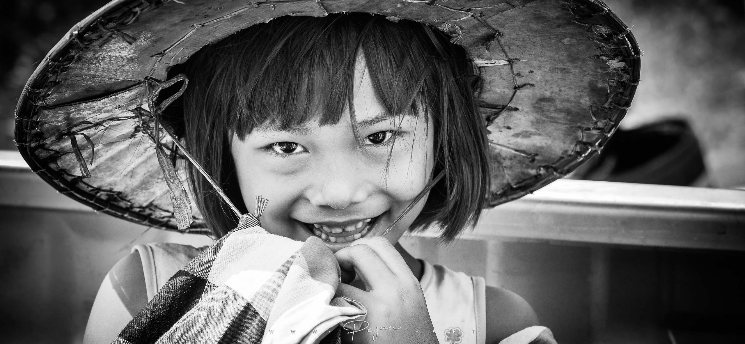 Portrait monochrome d'une Jeune fille du sud de la Birmanie, Magnifique sourire pudique et espiègle