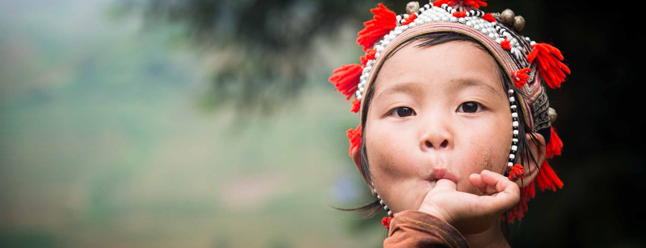 Portrait d'un jeune Dzao Rouge portant une tenue ethnique traditionnelle - Vietnam du Nord, proche de la frontière chinoise